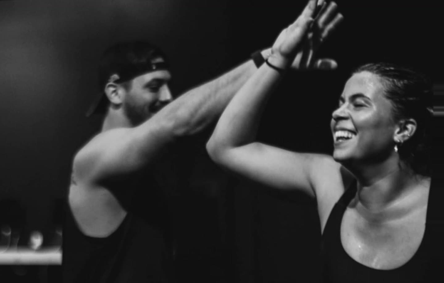 Personal trainer e aluna a celebrar com um high-five